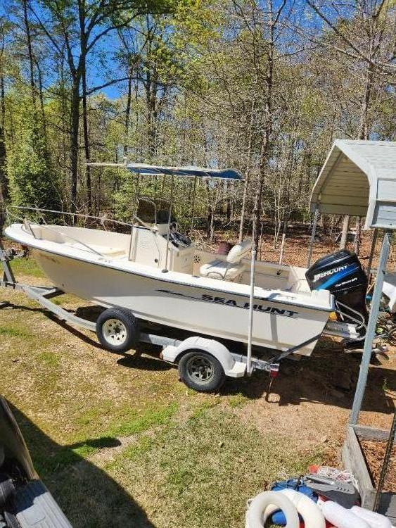 20 foot Sea Hunt Triton 202 Center Console