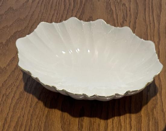 LENOX SYMPHONY COLLECTION IVORY FOOTED SCALLOPED SERVING BOWL