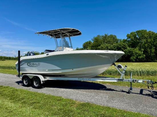 2020 Robalo R200 Center Console